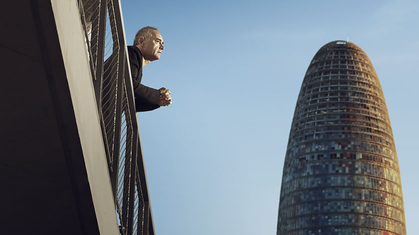  Ferran Adrià en una terrassa davant la torre Agbar